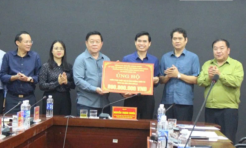 Trưởng Ban Tuy&ecirc;n gi&aacute;o Trung ương thăm hỏi, động vi&ecirc;n người d&acirc;n v&ugrave;ng lũ Sơn La- Ảnh 4.