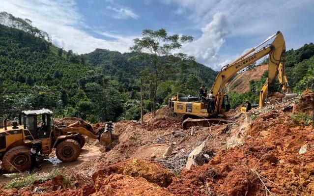 Trời hửng nắng sau bão lụt vẫn xảy ra liên tiếp các vụ sạt lở đất tại Yên Bái  