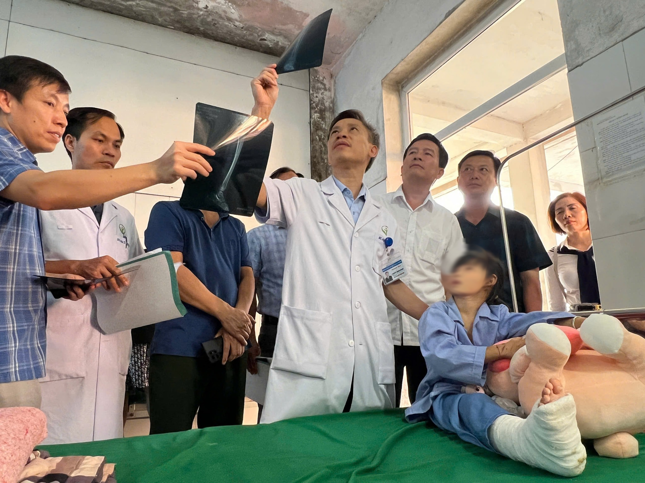 Diễn biến mới nhất sức khoẻ nạn nh&acirc;n vụ lũ qu&eacute;t ở L&agrave;ng Nủ- Ảnh 5.