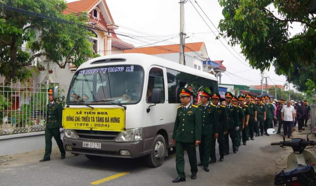Trao 10 triệu đồng hỗ trợ gia đ&igrave;nh Trung t&aacute; qu&acirc;n đội hy sinh khi gi&uacute;p d&acirc;n khắc phục hậu quả b&atilde;o số 3- Ảnh 2.