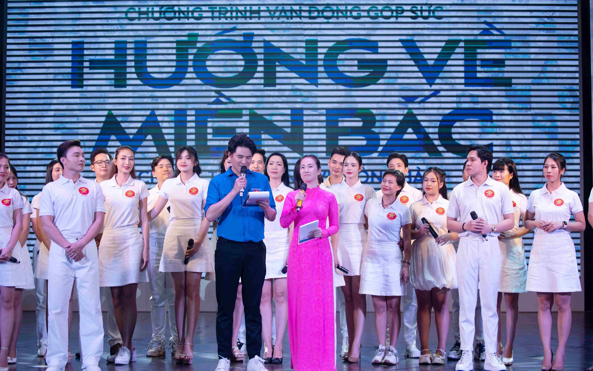 Vũ Mạnh Cường mượn áo làm MC

