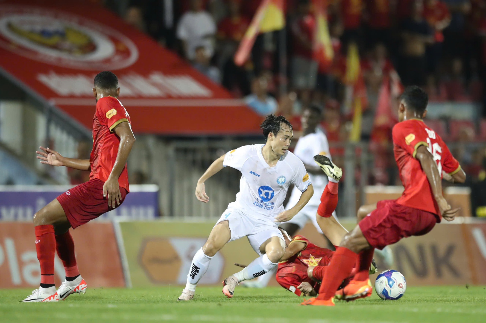 Đương kim v&ocirc; địch V-League thua trận ra qu&acirc;n m&ugrave;a giải 2024-2025- Ảnh 2.