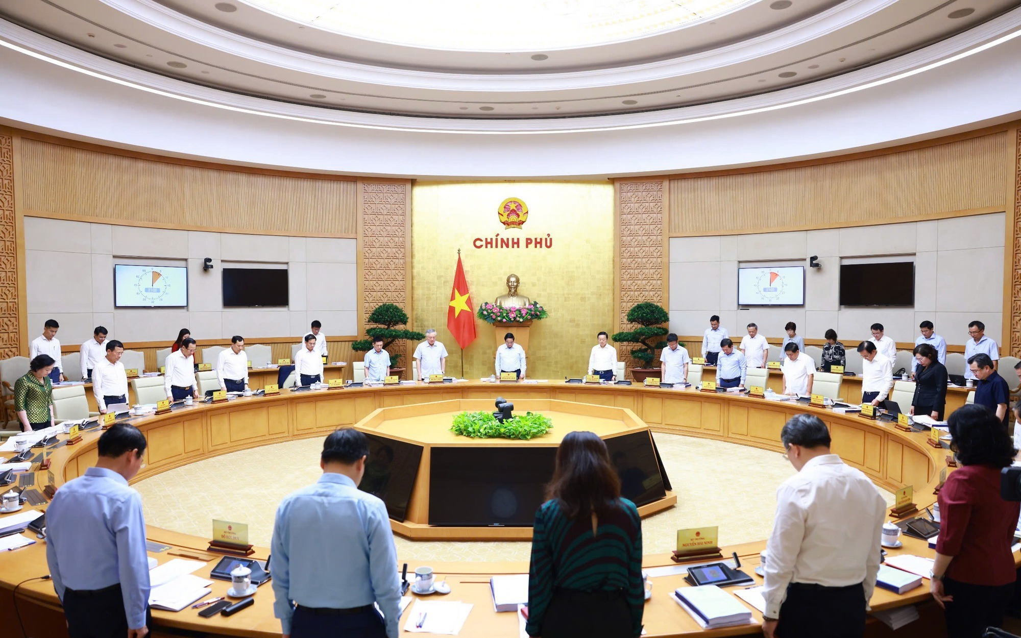 Chính phủ dành một phút mặc niệm tưởng nhớ nạn nhân bị thiệt mạng do bão lũ