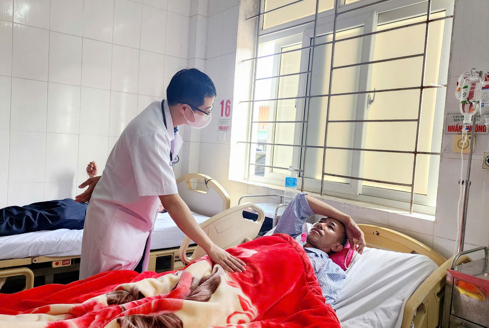 4 người ở H&agrave; Tĩnh nhập viện cấp cứu sau bữa ăn tối c&oacute; m&oacute;n nấm x&agrave;o- Ảnh 2.