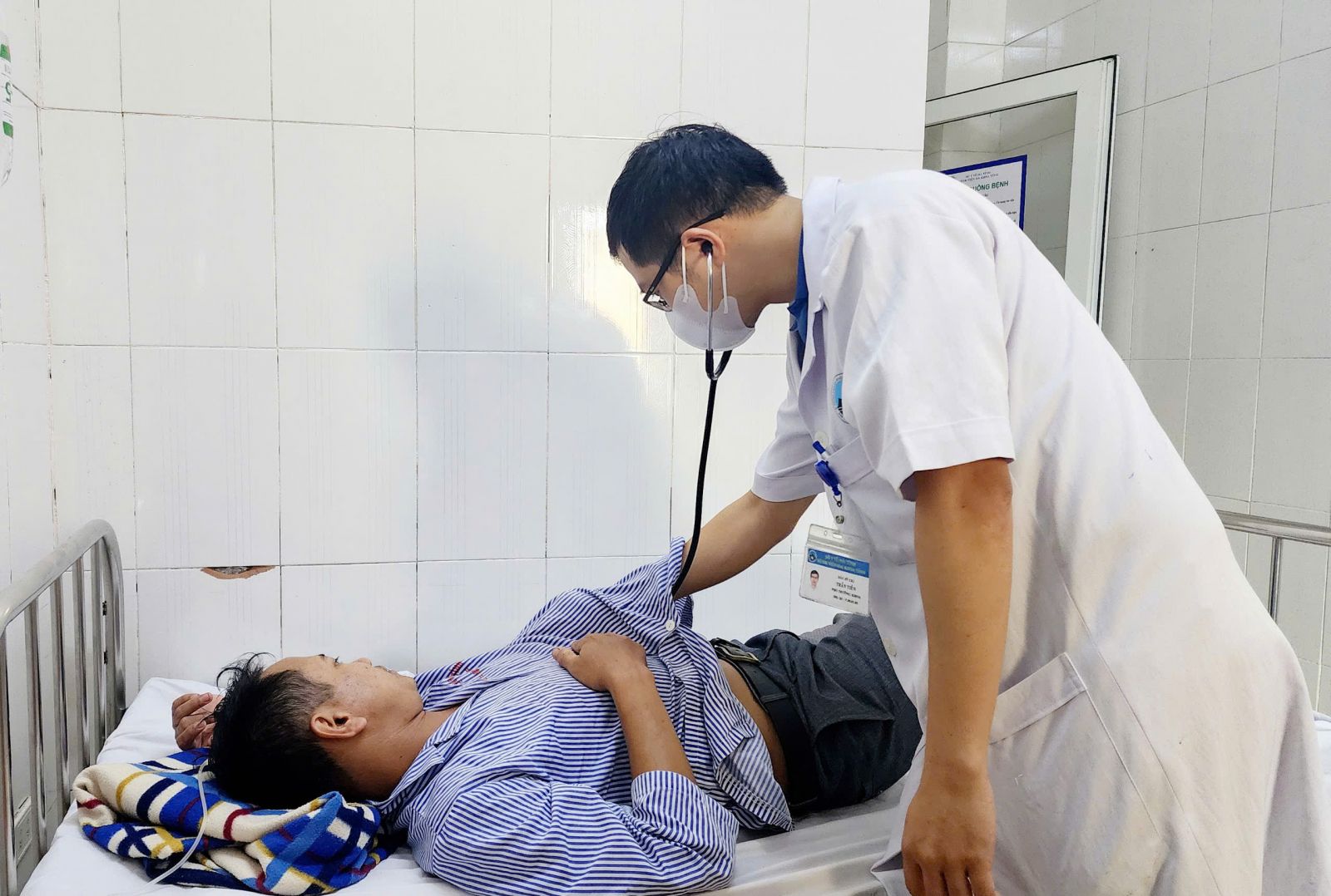 4 người ở H&agrave; Tĩnh nhập viện cấp cứu sau bữa ăn tối c&oacute; m&oacute;n nấm x&agrave;o- Ảnh 1.