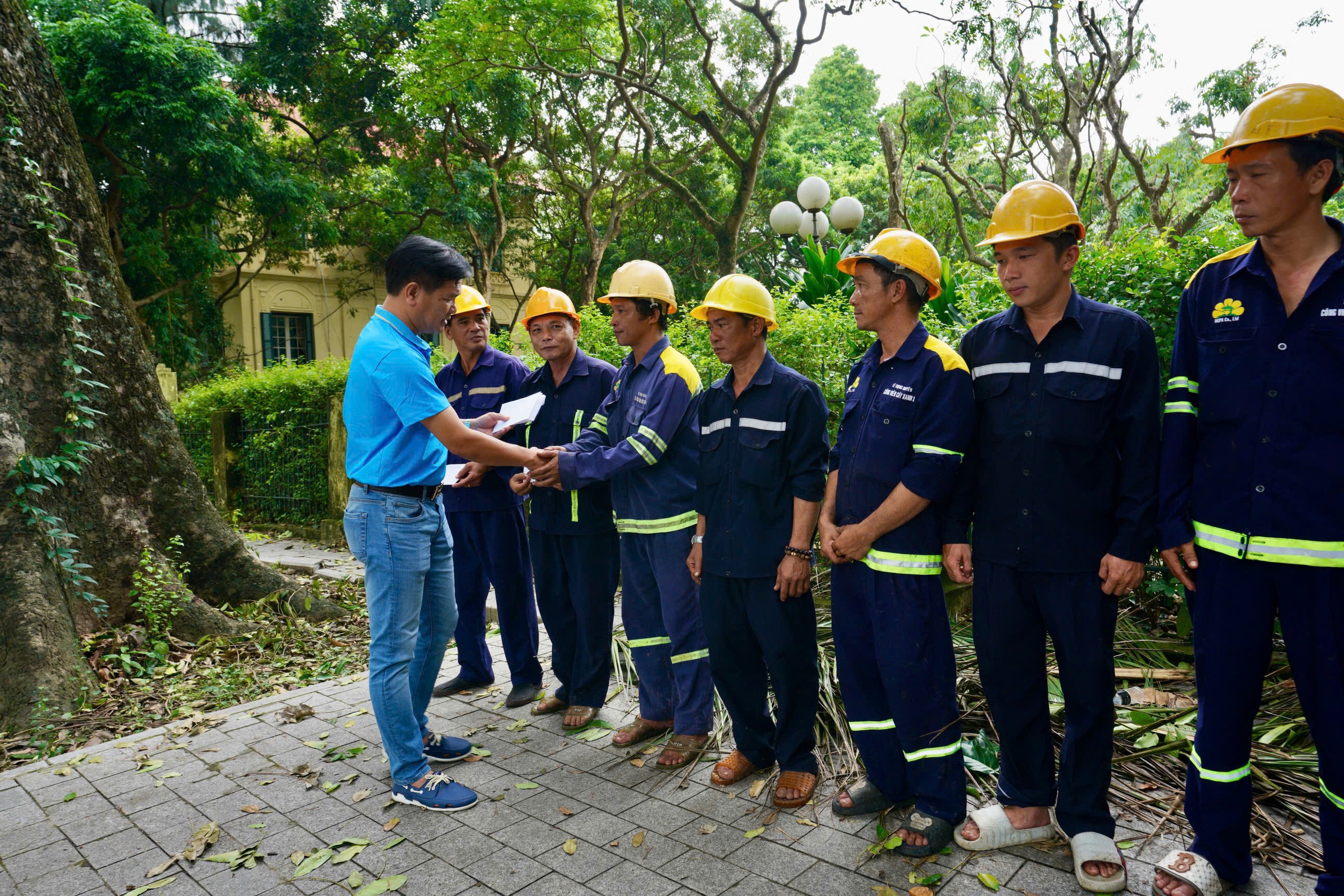 Động vi&ecirc;n c&ocirc;ng nh&acirc;n tham gia khắc phục hậu quả b&atilde;o Yagi tại H&agrave; Nội, Hải Ph&ograve;ng- Ảnh 4.
