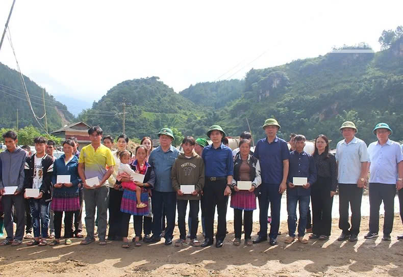 Trưởng Ban Tuy&ecirc;n gi&aacute;o Trung ương thăm hỏi, động vi&ecirc;n người d&acirc;n v&ugrave;ng lũ Sơn La- Ảnh 2.