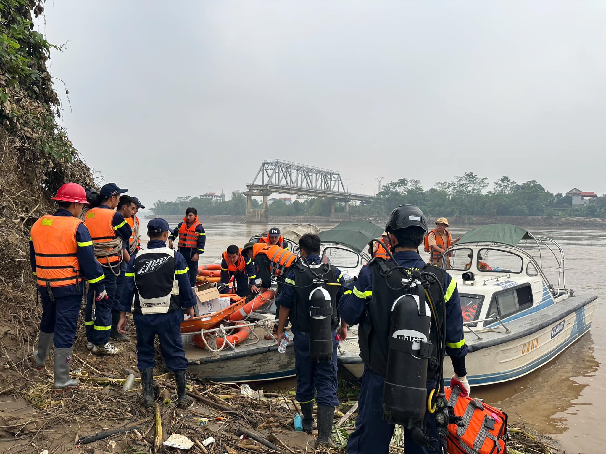 Vụ sập cầu Phong Ch&acirc;u: Ph&aacute;t hiện xe đầu k&eacute;o dưới s&ocirc;ng nhưng kh&ocirc;ng c&oacute; người- Ảnh 3.