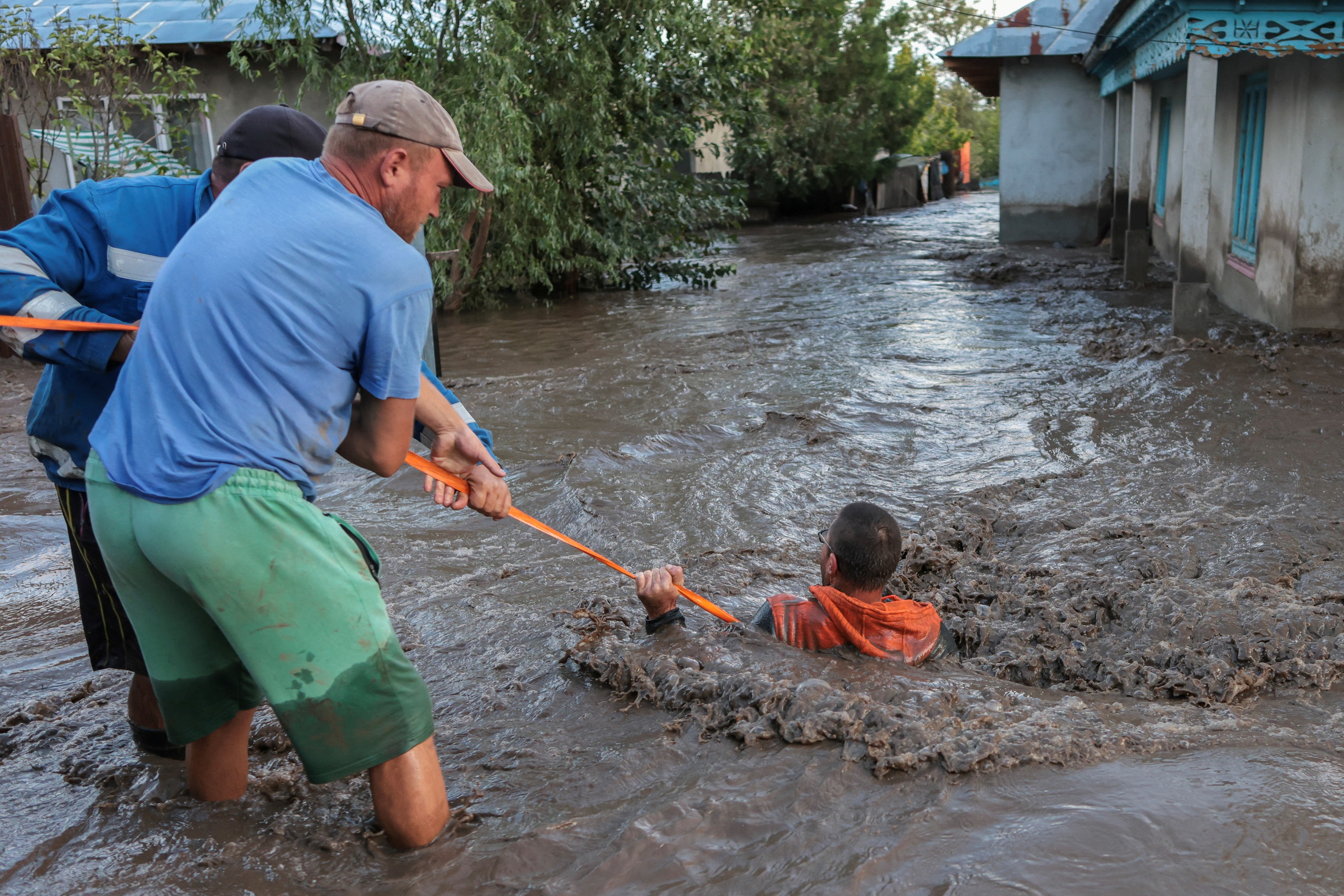 Một người d&acirc;n được cứu khỏi d&ograve;ng nước lũ tại Galati - Romania ng&agrave;y 14-9 Ảnh: Reuters