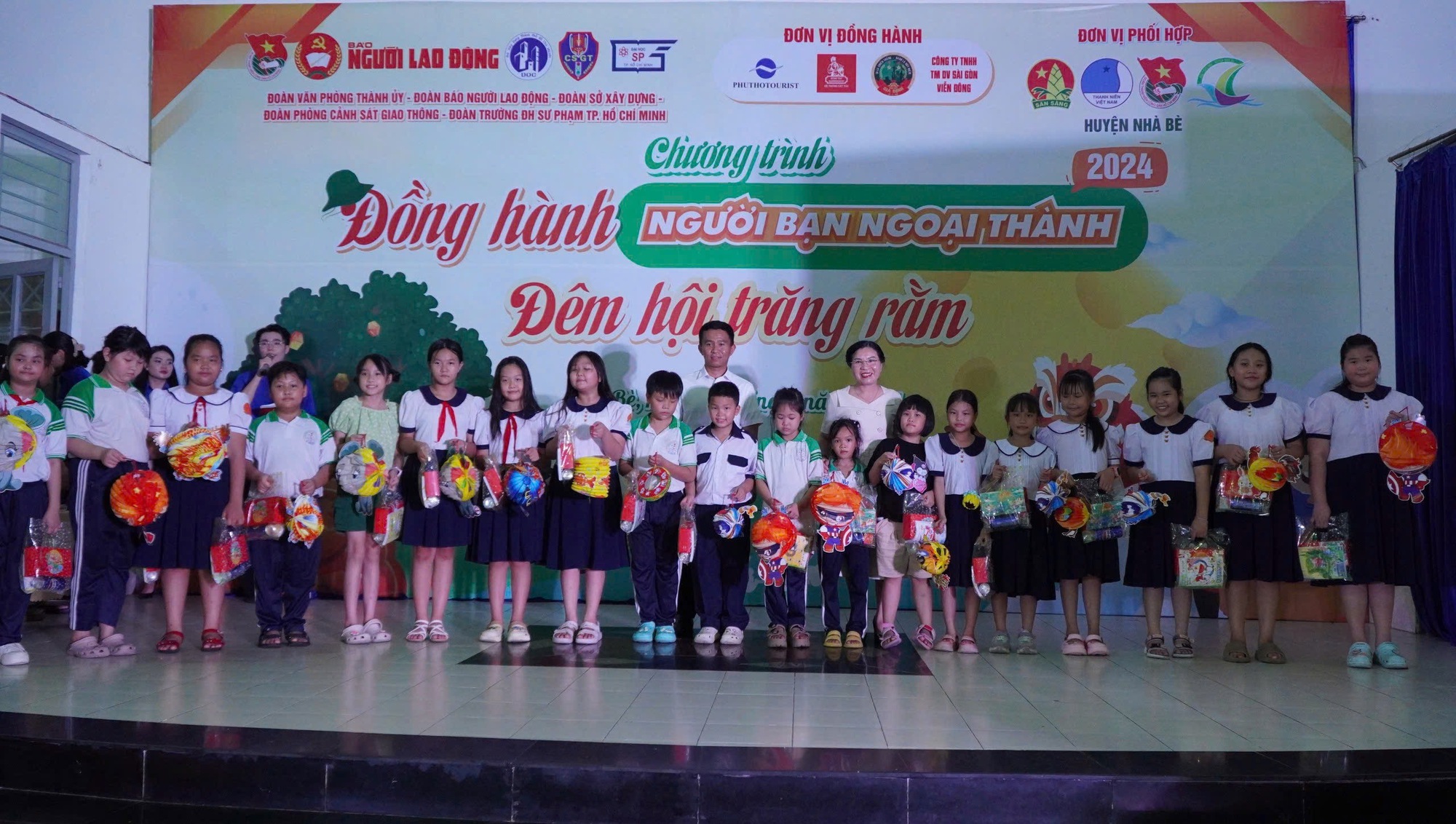 Đại diện Cục H&agrave;nh ch&iacute;nh - Quản trị II Văn ph&ograve;ng Ch&iacute;nh phủ v&agrave; b&agrave; L&ecirc; Thị Anh Thư - Ph&oacute; Chủ tịch UBND Huyện Nh&agrave; B&egrave; - trao c&aacute;c phần qu&agrave; cho thiếu nhi