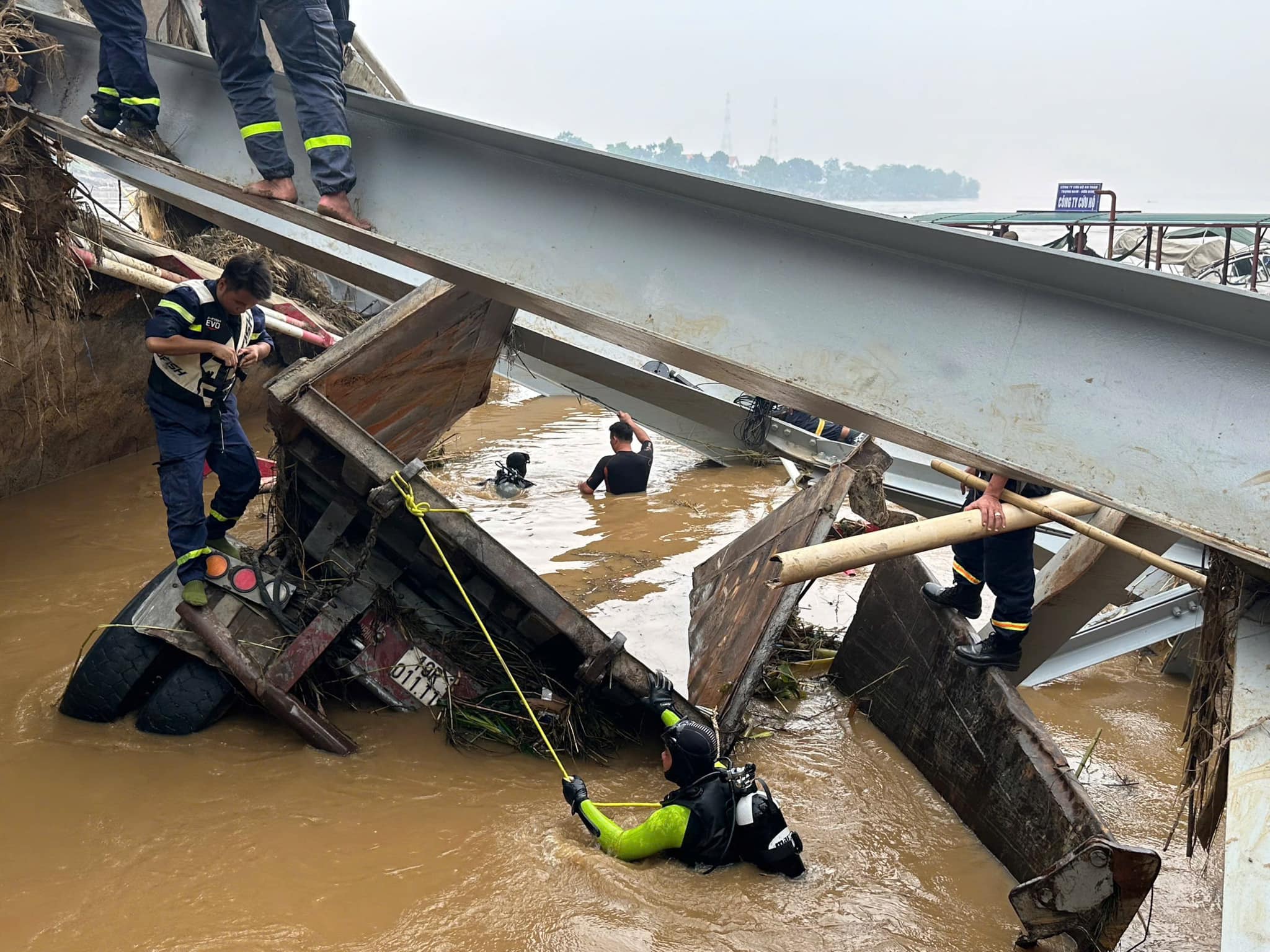 Vụ sập cầu Phong Ch&acirc;u: Ph&aacute;t hiện xe đầu k&eacute;o dưới s&ocirc;ng nhưng kh&ocirc;ng c&oacute; người- Ảnh 5.