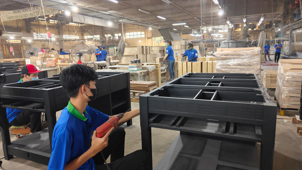 T&aacute;m th&aacute;ng đầu năm 2024, xuất khẩu gỗ đạt 10,2 tỉ USD - tăng 20,6% so với c&ugrave;ng kỳ năm ngo&aacute;i. Trong ảnh: Sản xuất gỗ tại c&ocirc;ng ty th&agrave;nh vi&ecirc;n của Tập đo&agrave;n C&ocirc;ng nghiệp cao su Việt Nam. Ảnh: NGỌC &Aacute;NH