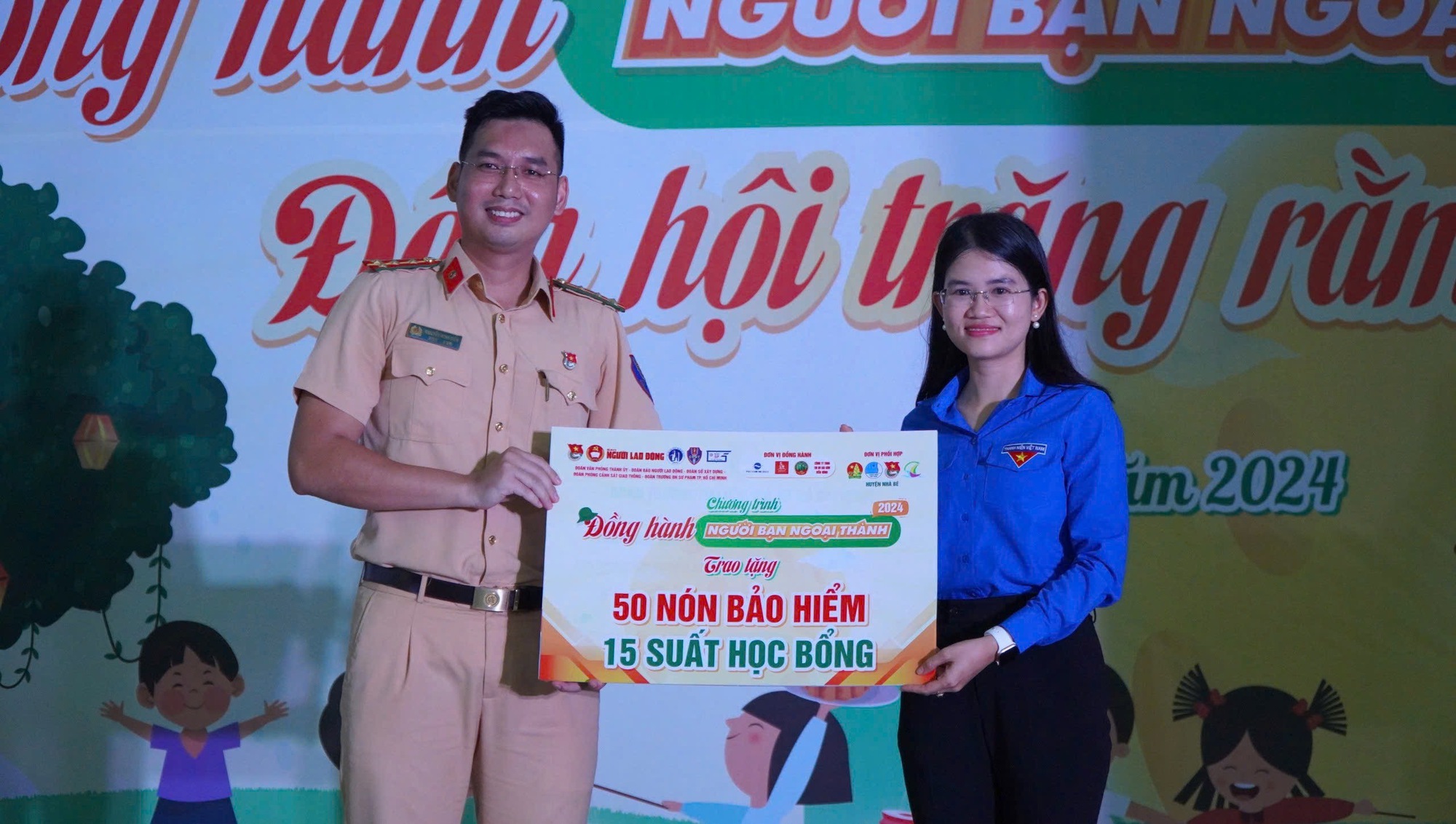 &Ocirc;ng Nguyễn Minh Tiến - B&iacute; thư Đo&agrave;n Ph&ograve;ng CSGT C&ocirc;ng an TP HCM - trao nguồn lực cho đại diện Huyện đo&agrave;n Nh&agrave; B&egrave;