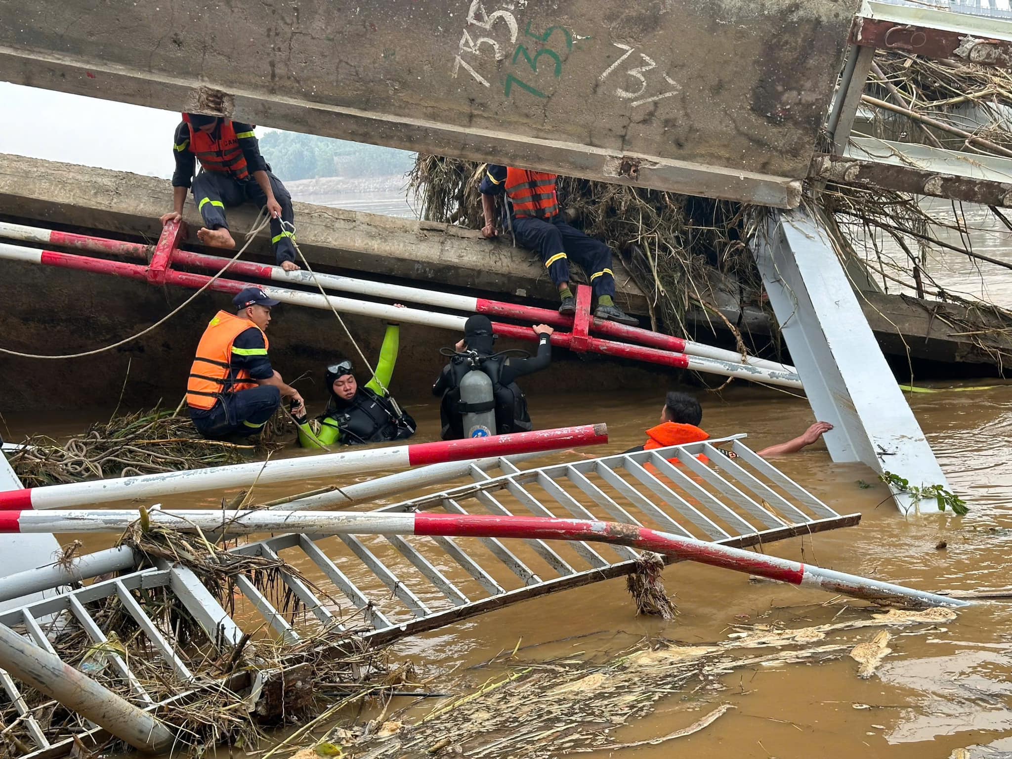 Vụ sập cầu Phong Ch&acirc;u: Ph&aacute;t hiện xe đầu k&eacute;o dưới s&ocirc;ng nhưng kh&ocirc;ng c&oacute; người- Ảnh 6.