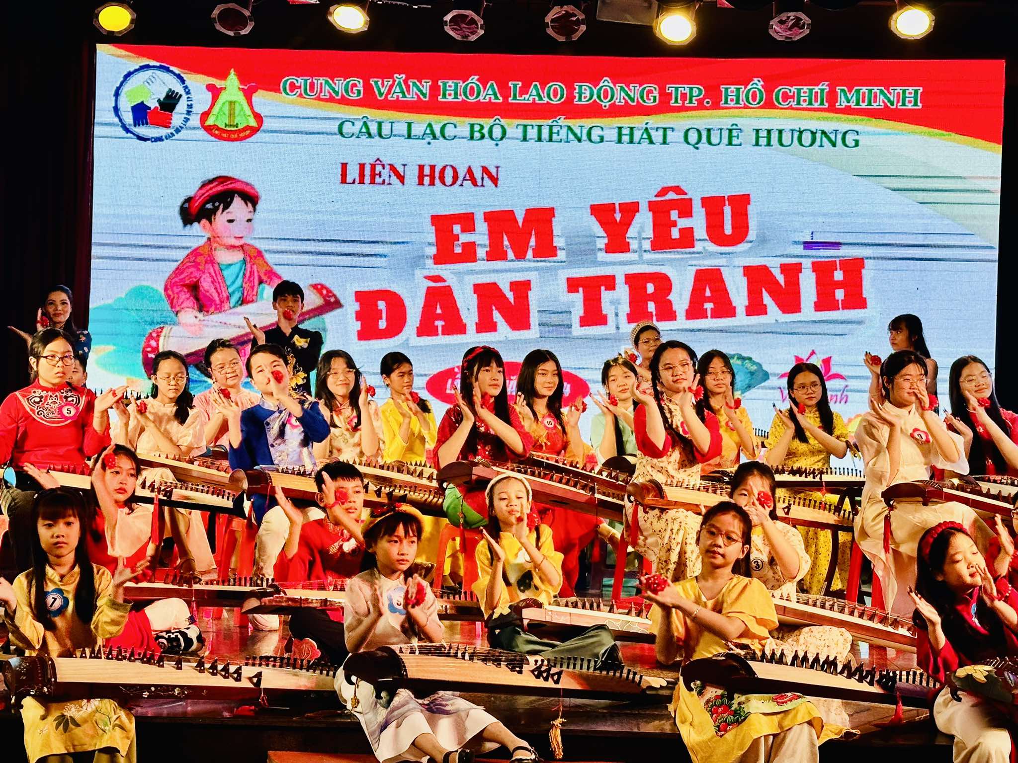 NSƯT - Tiến sĩ Nguyễn Thị Hải Phượng xúc động trong lễ trao giải "Em yêu đàn tranh" lần 4- Ảnh 5.