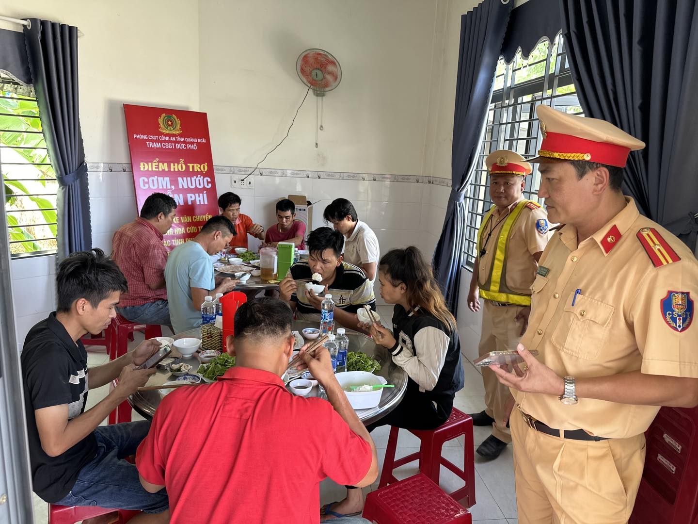 CSGT Quảng Ngãi lập quán cơm miễn phí cho các đoàn xe cứu trợ miền Bắc- Ảnh 2.