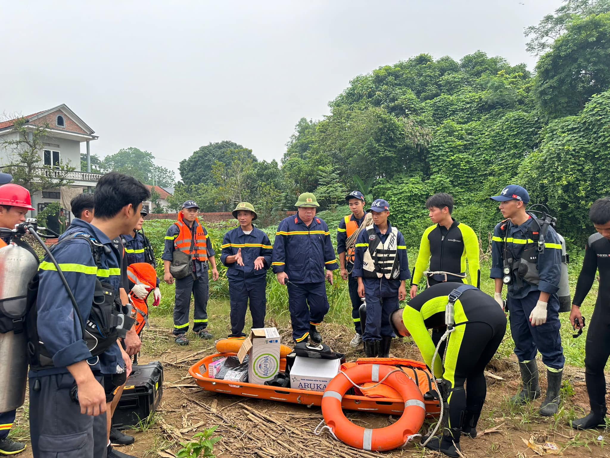 Vụ sập cầu Phong Ch&acirc;u: Ph&aacute;t hiện xe đầu k&eacute;o dưới s&ocirc;ng nhưng kh&ocirc;ng c&oacute; người- Ảnh 1.