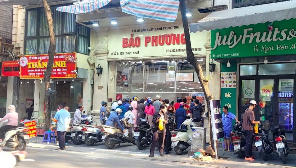 Khách đợi cả tiếng, xếp hàng dài mua bánh trung thu- Ảnh 7.