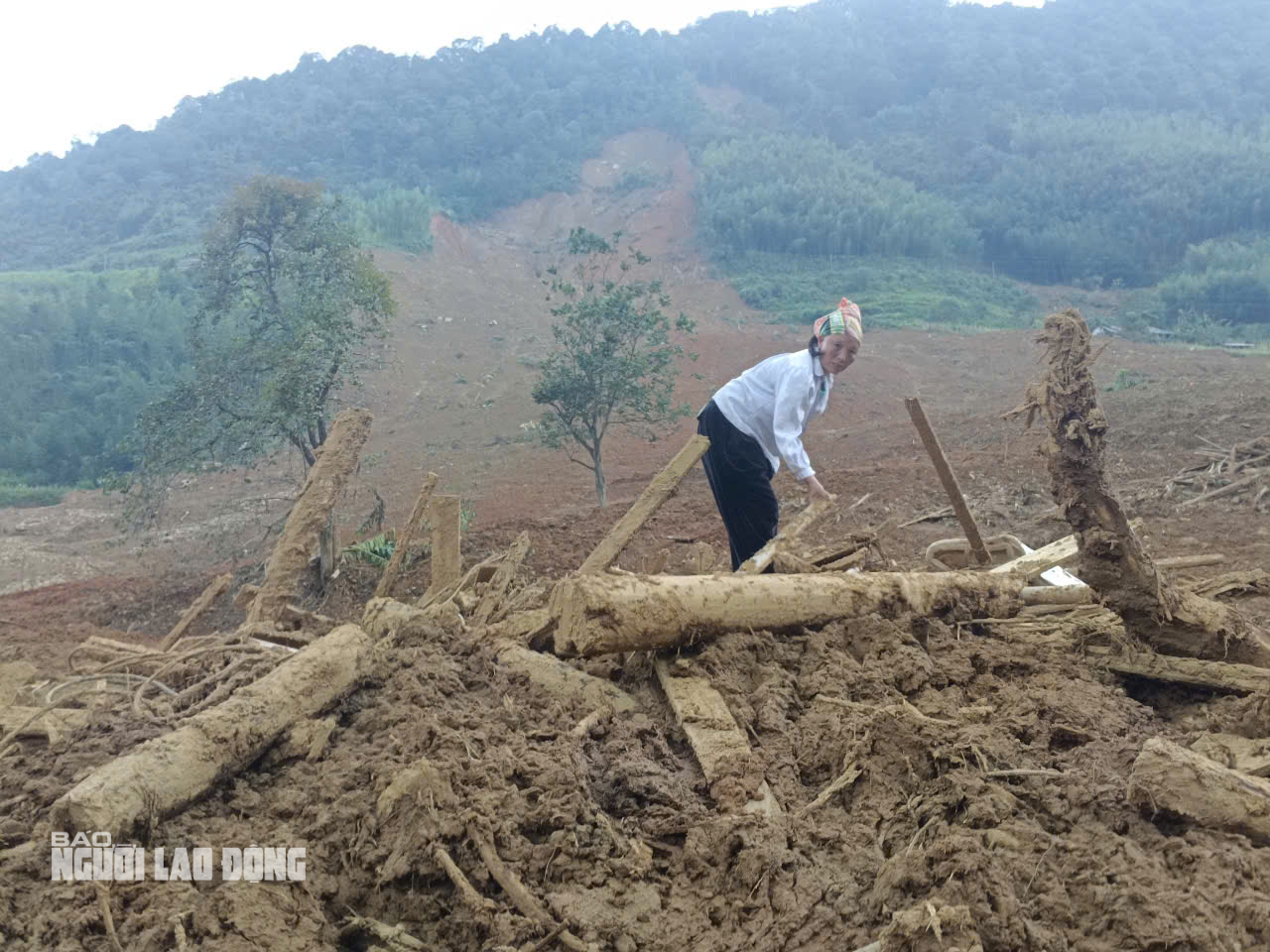 B&aacute;o Người Lao Động trao 60 triệu đồng ủng hộ tại th&ocirc;n c&oacute; 9 người tử vong ở Cao Bằng- Ảnh 1.