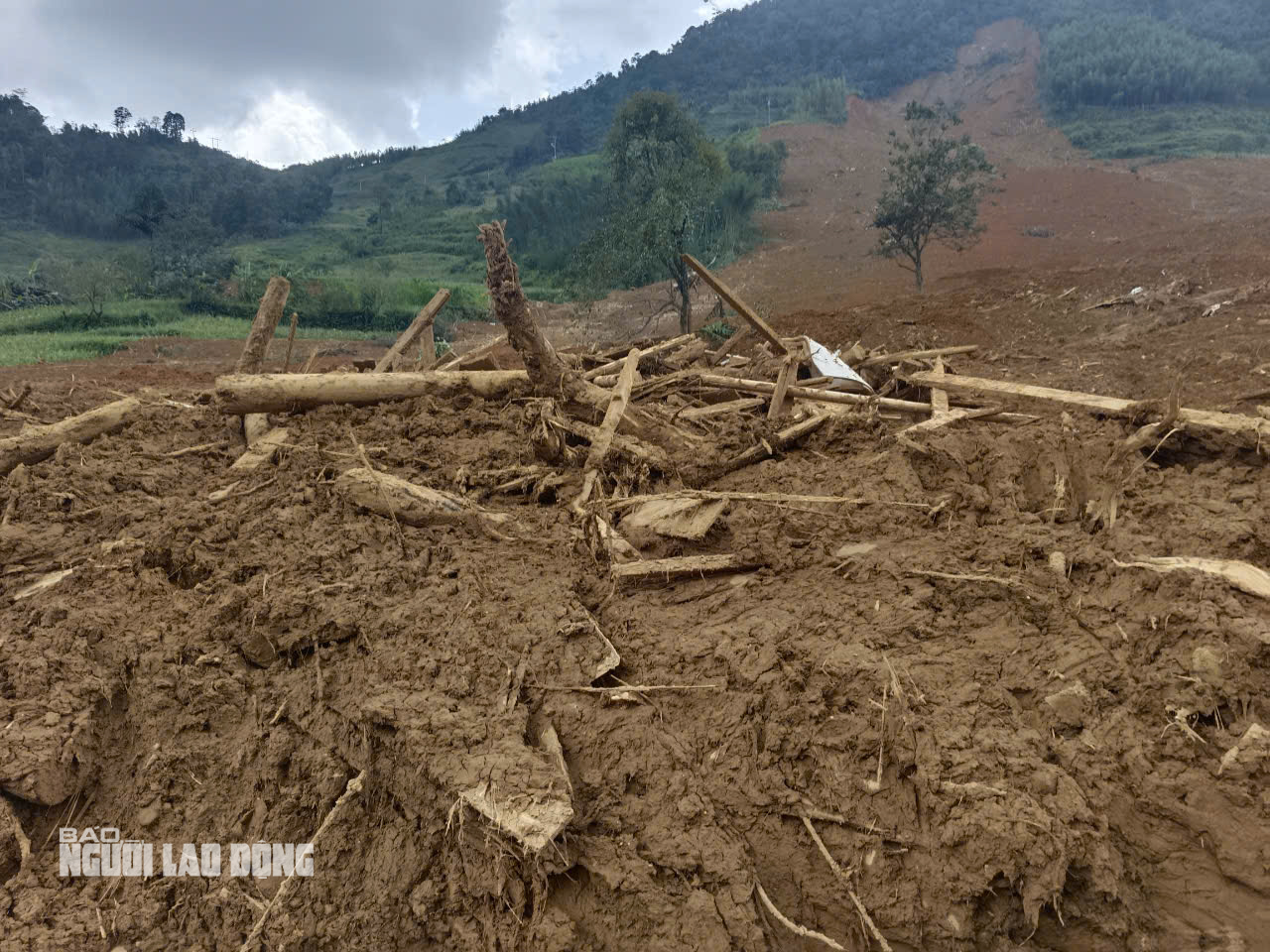B&aacute;o Người Lao Động trao 60 triệu đồng ủng hộ tại th&ocirc;n c&oacute; 9 người tử vong ở Cao Bằng- Ảnh 3.