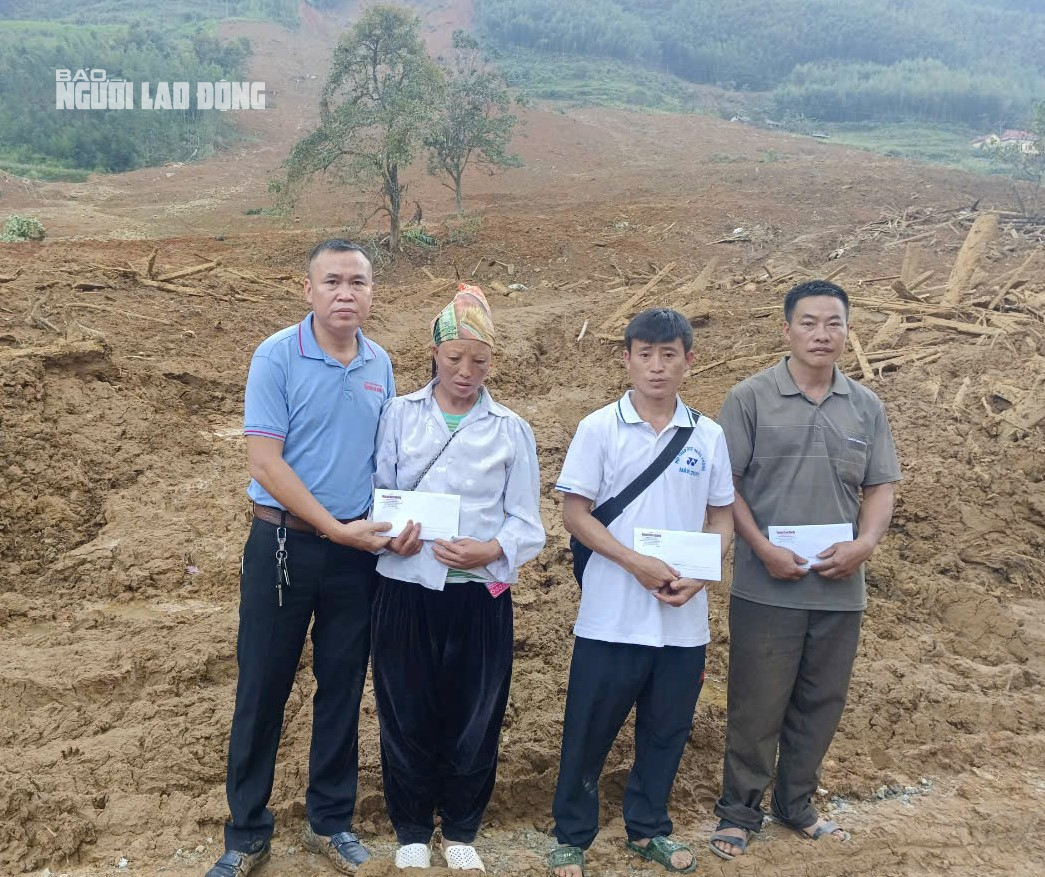 B&aacute;o Người Lao Động trao 60 triệu đồng ủng hộ tại th&ocirc;n c&oacute; 9 người tử vong ở Cao Bằng- Ảnh 4.