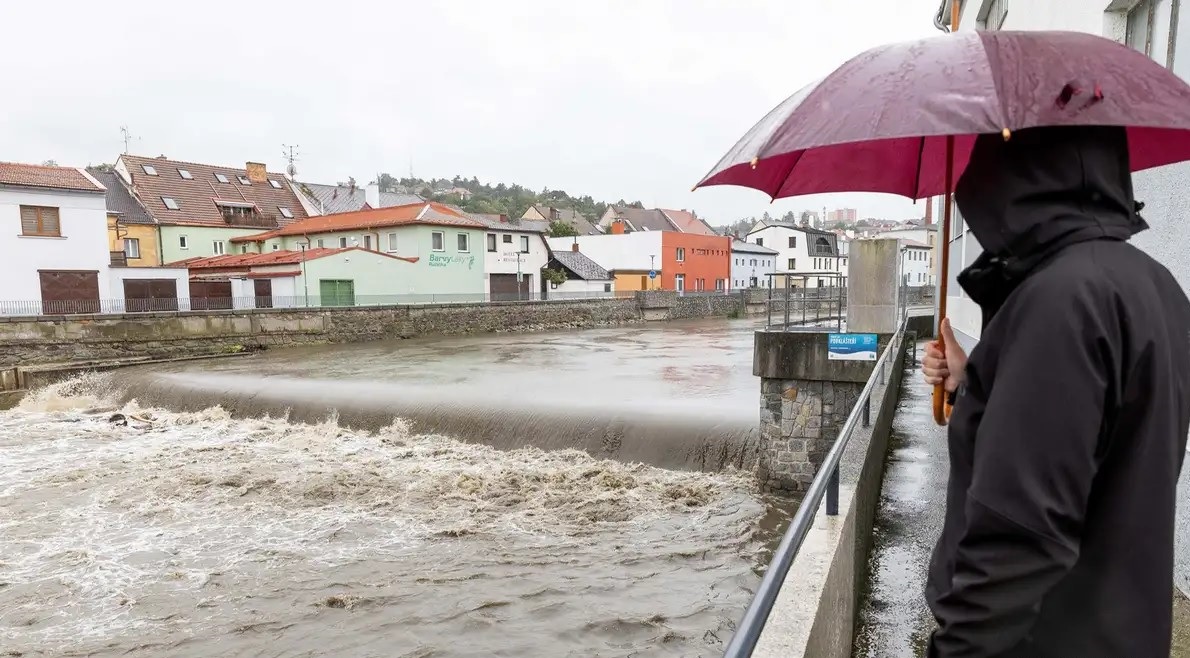 Tại Cộng h&ograve;a Czech, s&ocirc;ng Jihlava tr&agrave;n bờ sau trận mưa lớn. Ảnh: DW