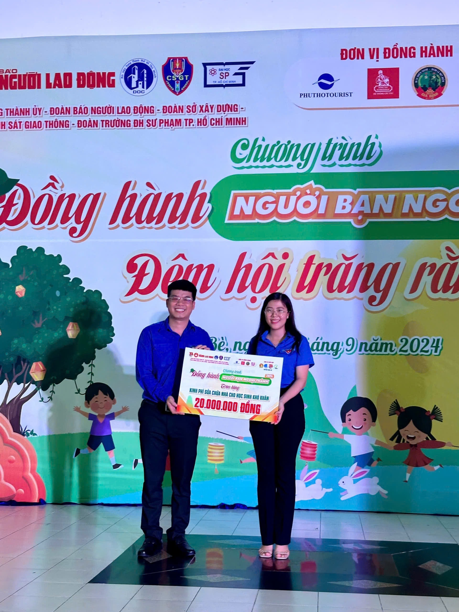&Ocirc;ng Nguyễn Trần Anh Vũ - B&iacute; thư Đo&agrave;n Sở X&acirc;y dựng - trao nguồn lực cho đại diện Huyện đo&agrave;n Nh&agrave; B&egrave;