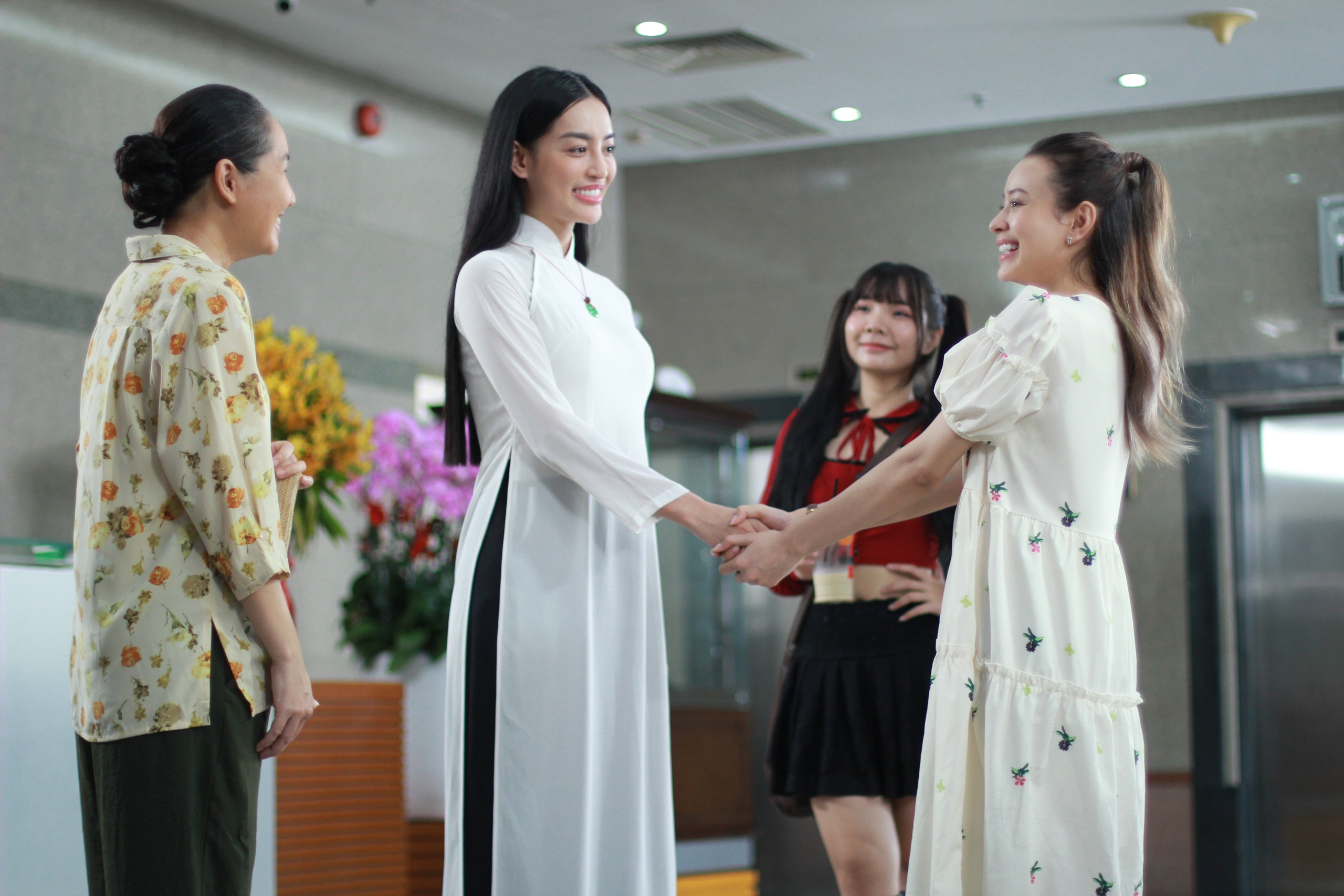 H&agrave;o quang rực rỡ showbiz Việt l&ecirc;n m&agrave;n ảnh nhỏ!- Ảnh 1.