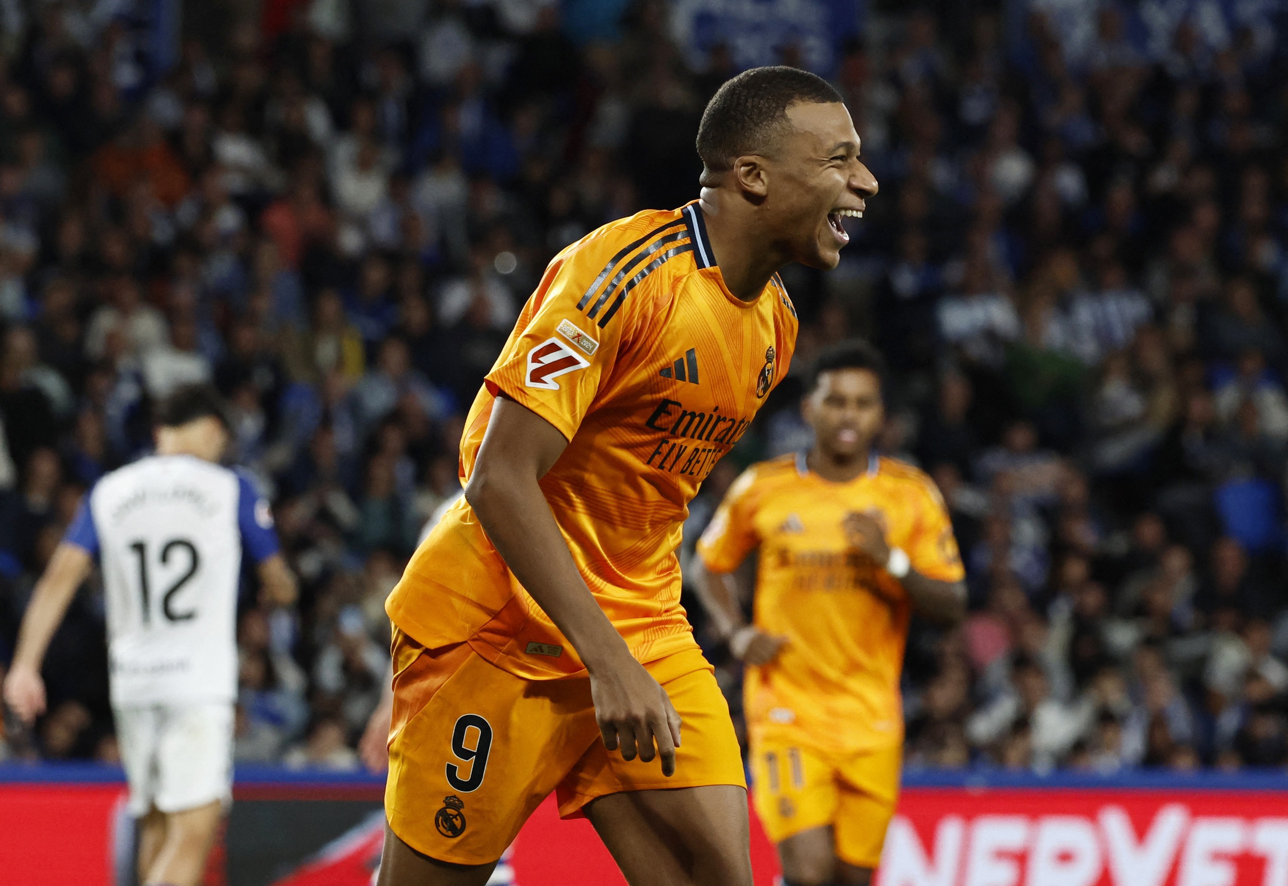 Vinicius v&agrave; Mbappe tỏa s&aacute;ng chấm phạt đền, Real Madrid chiếm ng&ocirc;i nh&igrave; La Liga- Ảnh 4.