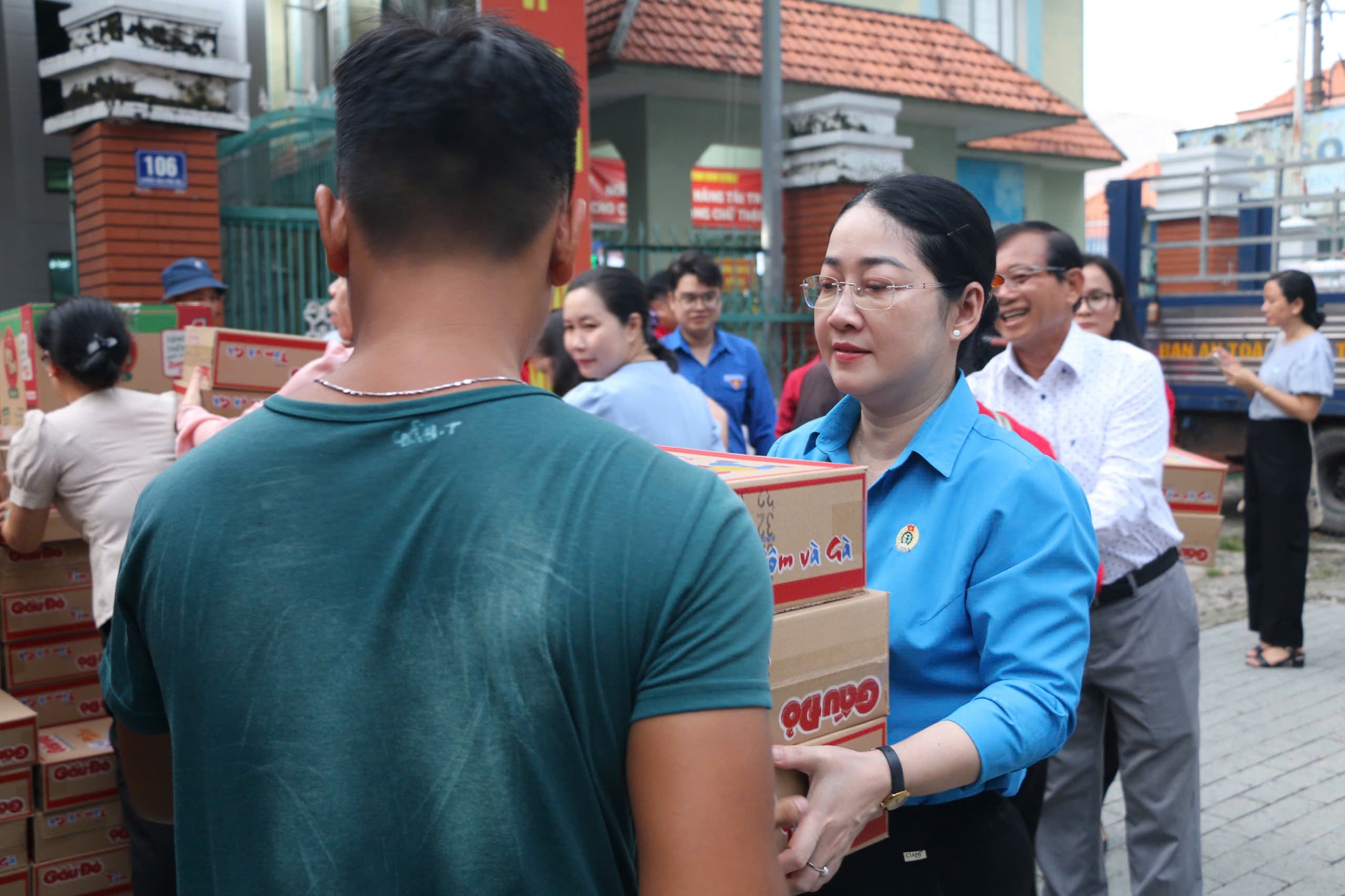 H&igrave;nh ảnh mang y&ecirc;u thương của B&igrave;nh Dương &ldquo;l&ecirc;n xe&rdquo; hướng về miền Bắc- Ảnh 12.
