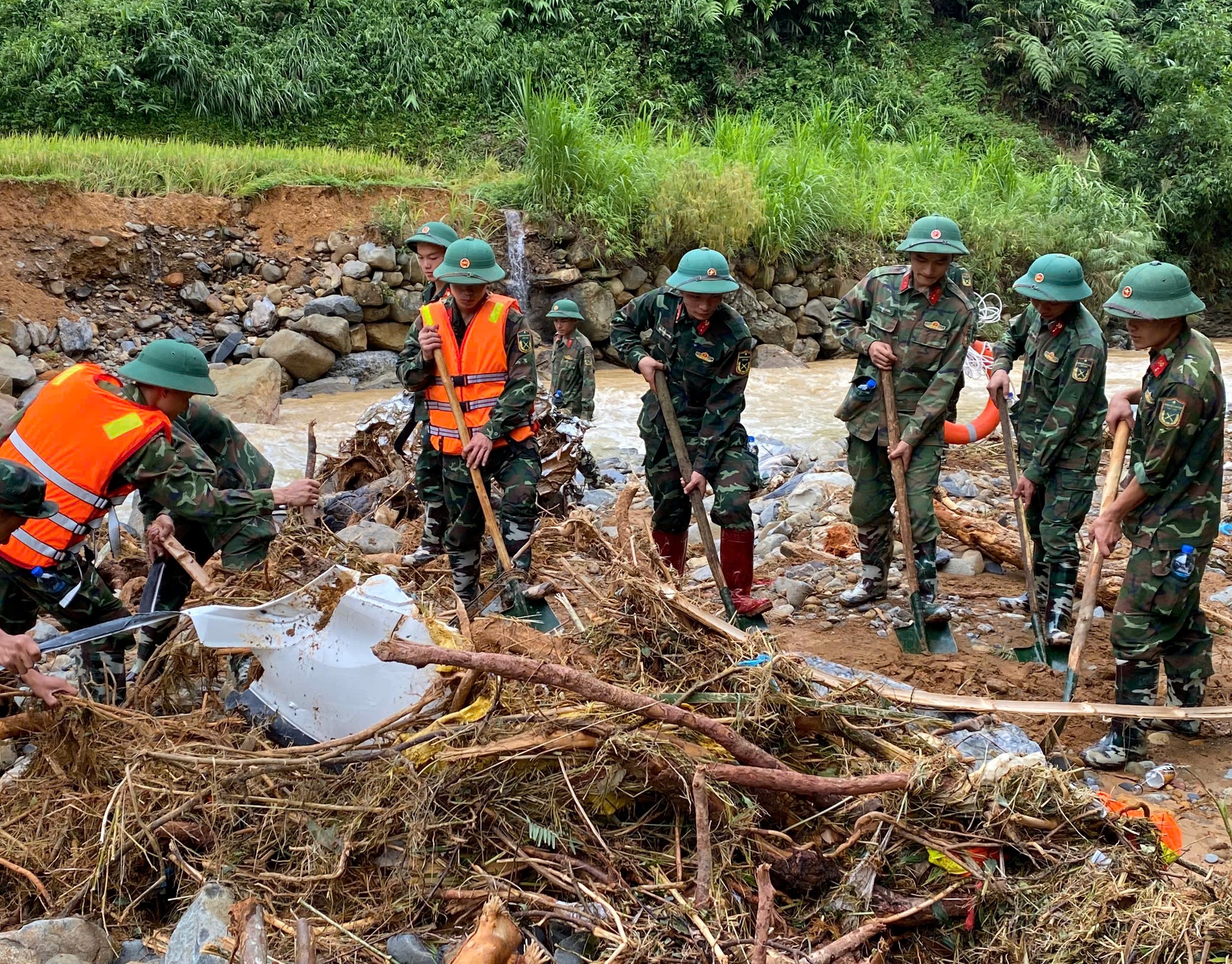Lực lượng chức năng huyện Nguy&ecirc;n B&igrave;nh, tỉnh Cao Bằng khẩn trương khắc phục c&aacute;c điểm sạt lở, t&igrave;m kiếm c&aacute;c nạn nh&acirc;n mất t&iacute;chẢnh: ĐỨC NGỌC