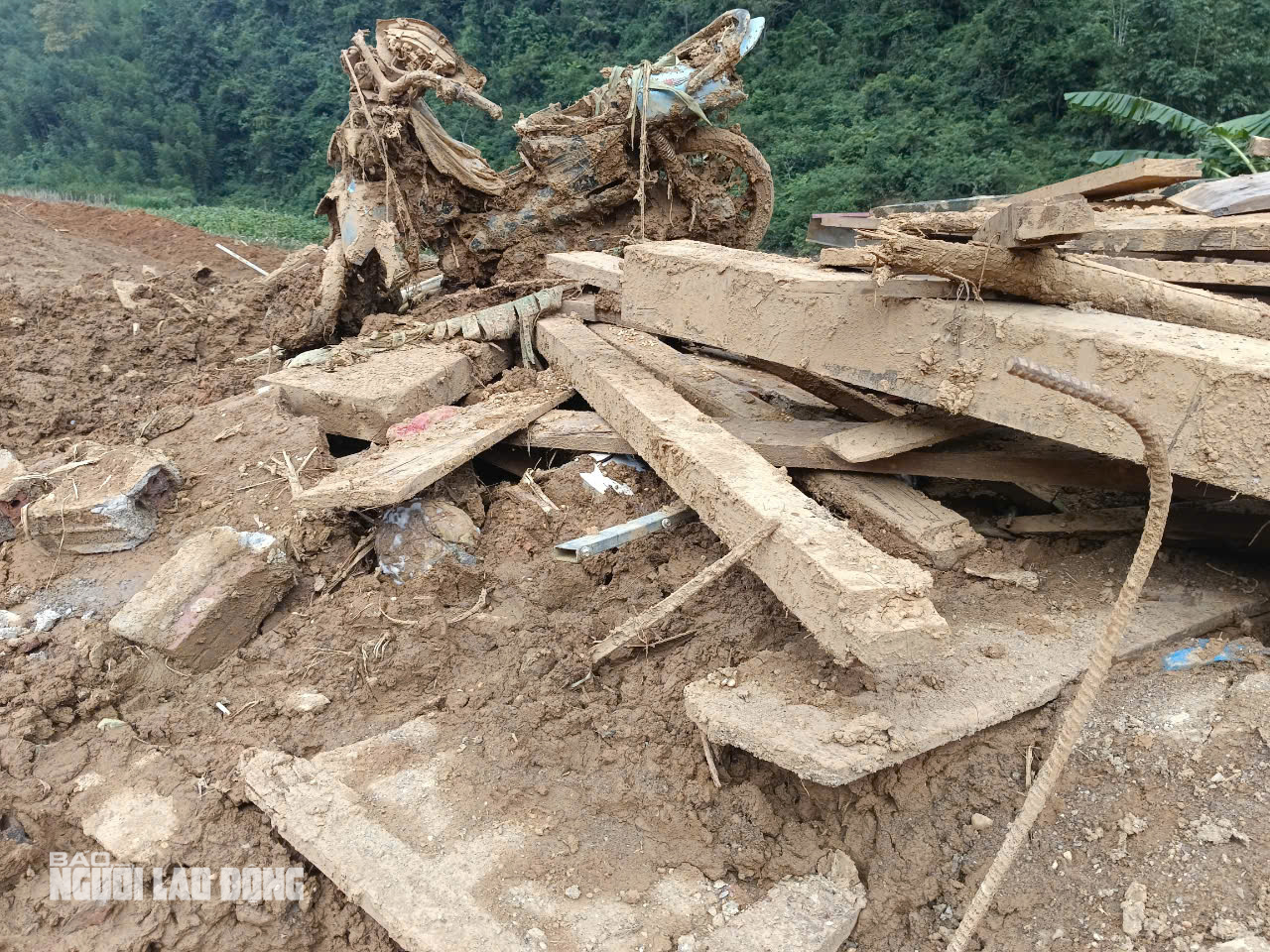 VIDEO: Tan hoang hiện trường vụ sạt lở đất l&agrave;m 9 người chết, nhiều người bị thương- Ảnh 1.