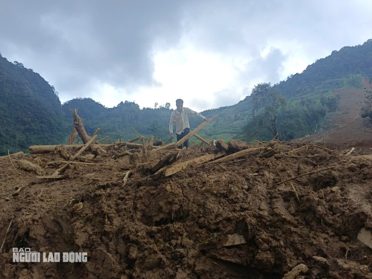 VIDEO: Tan hoang hiện trường vụ sạt lở đất l&agrave;m 9 người chết, nhiều người bị thương- Ảnh 8.