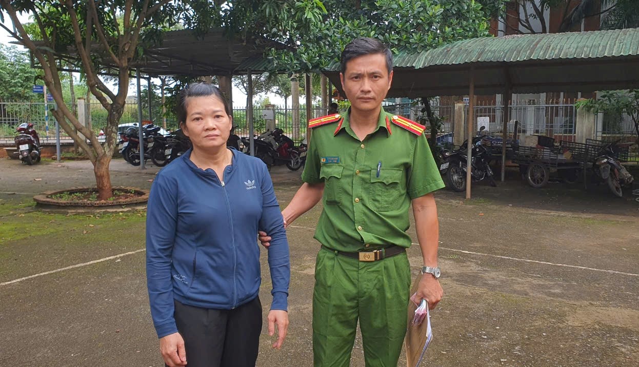 Một phụ nữ chiếm đoạt hơn 300 tờ v&eacute; số của người m&ugrave; v&igrave;... nằm mơ tr&uacute;ng số!- Ảnh 1.