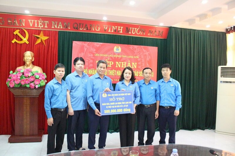 Tổng LĐLĐ Việt Nam tặng qu&agrave;, hỗ trợ đo&agrave;n vi&ecirc;n, người lao động bị ảnh hưởng bởi b&atilde;o số 3- Ảnh 7.
