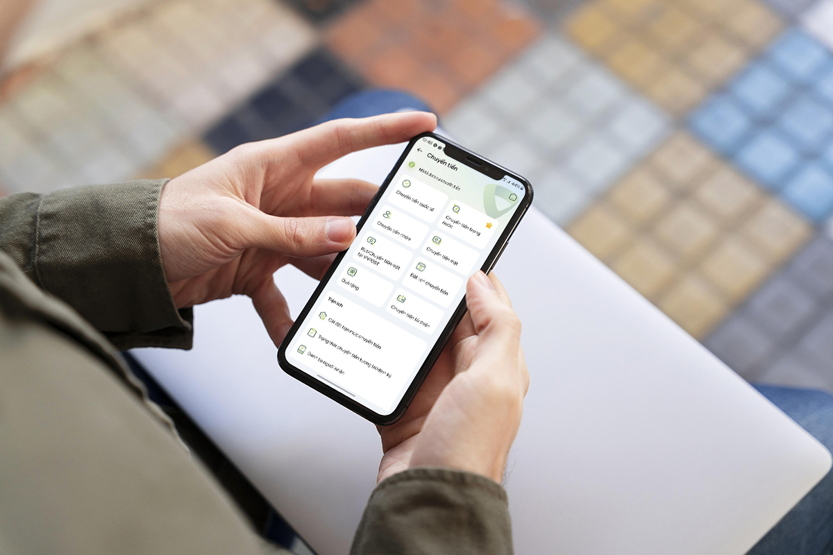 A person holding a cell phone Description automatically generated