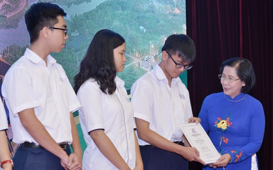 Học bổng Đinh Thiện L&yacute;: 20 năm đồng h&agrave;nh c&ugrave;ng học sinh, sinh vi&ecirc;n - Ảnh 11.
