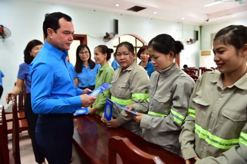 Tổng LĐLĐ Việt Nam tặng qu&agrave;, hỗ trợ đo&agrave;n vi&ecirc;n, người lao động bị ảnh hưởng bởi b&atilde;o số 3- Ảnh 1.