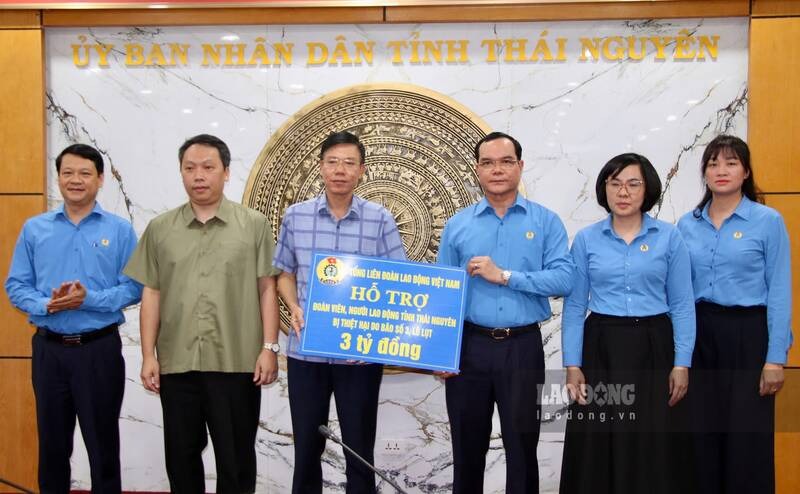Tổng LĐLĐ Việt Nam tặng qu&agrave;, hỗ trợ đo&agrave;n vi&ecirc;n, người lao động bị ảnh hưởng bởi b&atilde;o số 3- Ảnh 8.