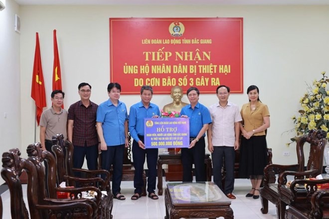 Tổng LĐLĐ Việt Nam tặng qu&agrave;, hỗ trợ đo&agrave;n vi&ecirc;n, người lao động bị ảnh hưởng bởi b&atilde;o số 3- Ảnh 3.