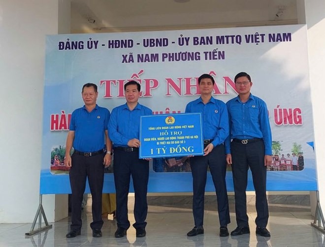 Tổng LĐLĐ Việt Nam tặng qu&agrave;, hỗ trợ đo&agrave;n vi&ecirc;n, người lao động bị ảnh hưởng bởi b&atilde;o số 3- Ảnh 4.