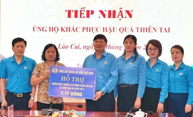 Tổng LĐLĐ Việt Nam tặng qu&agrave;, hỗ trợ đo&agrave;n vi&ecirc;n, người lao động bị ảnh hưởng bởi b&atilde;o số 3- Ảnh 5.