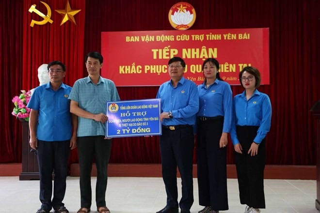 Tổng LĐLĐ Việt Nam tặng qu&agrave;, hỗ trợ đo&agrave;n vi&ecirc;n, người lao động bị ảnh hưởng bởi b&atilde;o số 3- Ảnh 6.