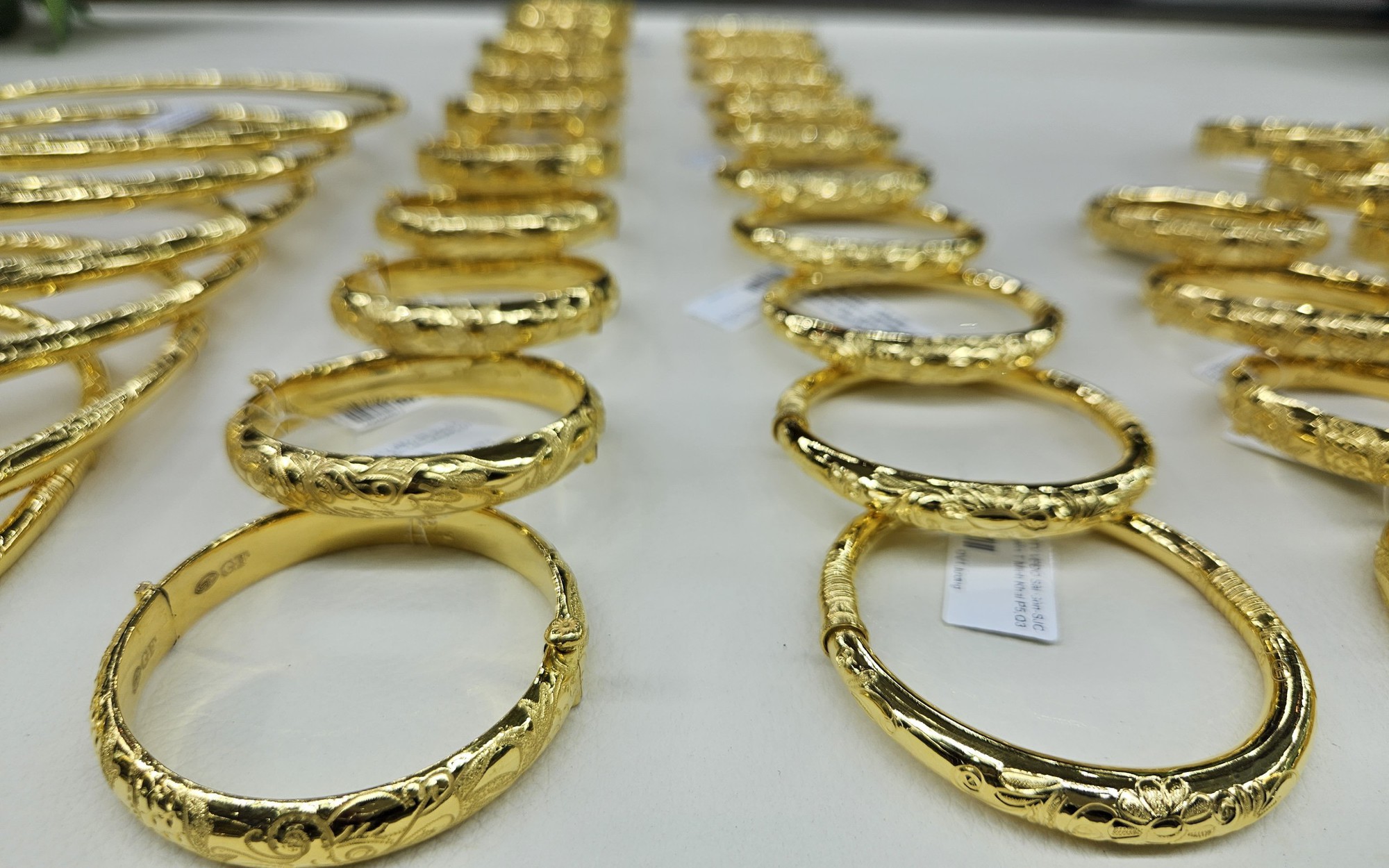 Giá vàng hôm nay 16-9: Vàng thế giới lẫn vàng nhẫn 24K cùng lập đỉnh mới