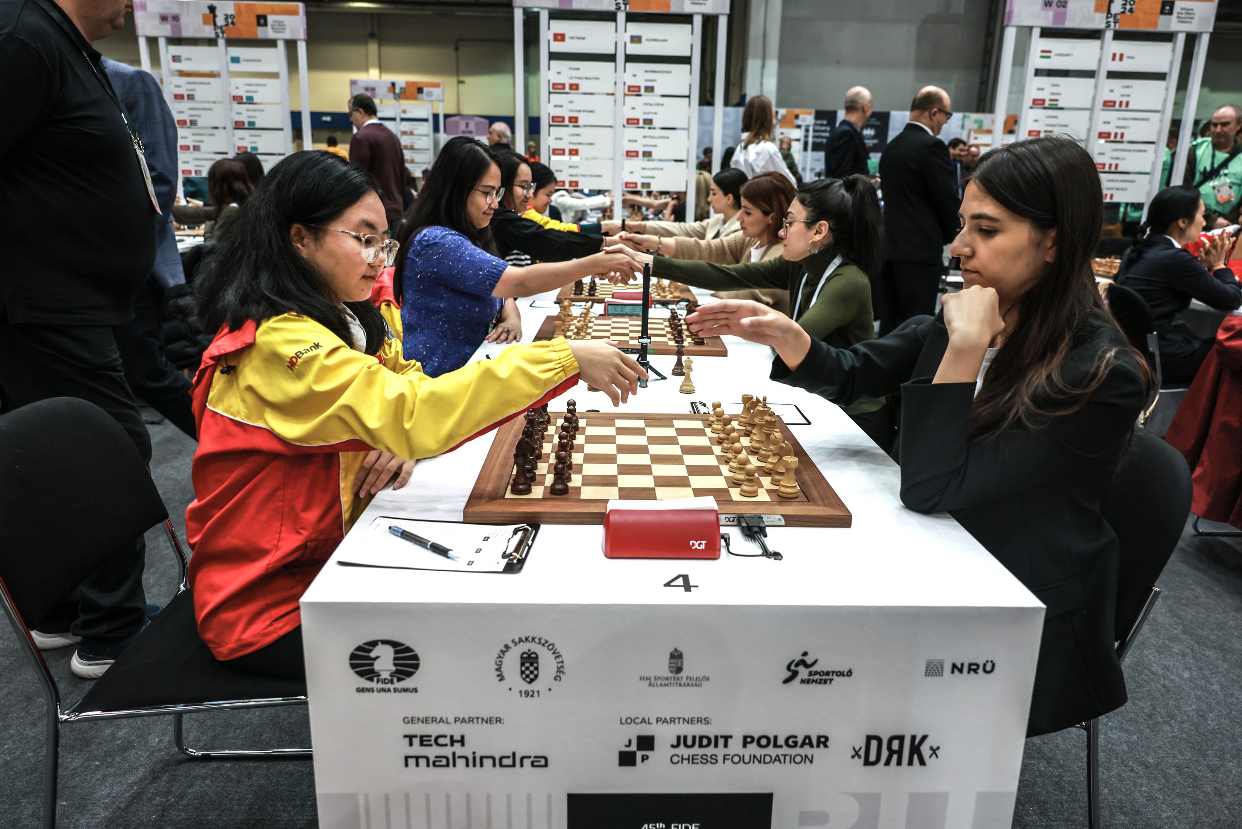 L&ecirc; Quang Li&ecirc;m thắng nh&agrave; v&ocirc; địch thế giới, tuyển Việt Nam bất bại tại Olympiad cờ vua 2024- Ảnh 7.