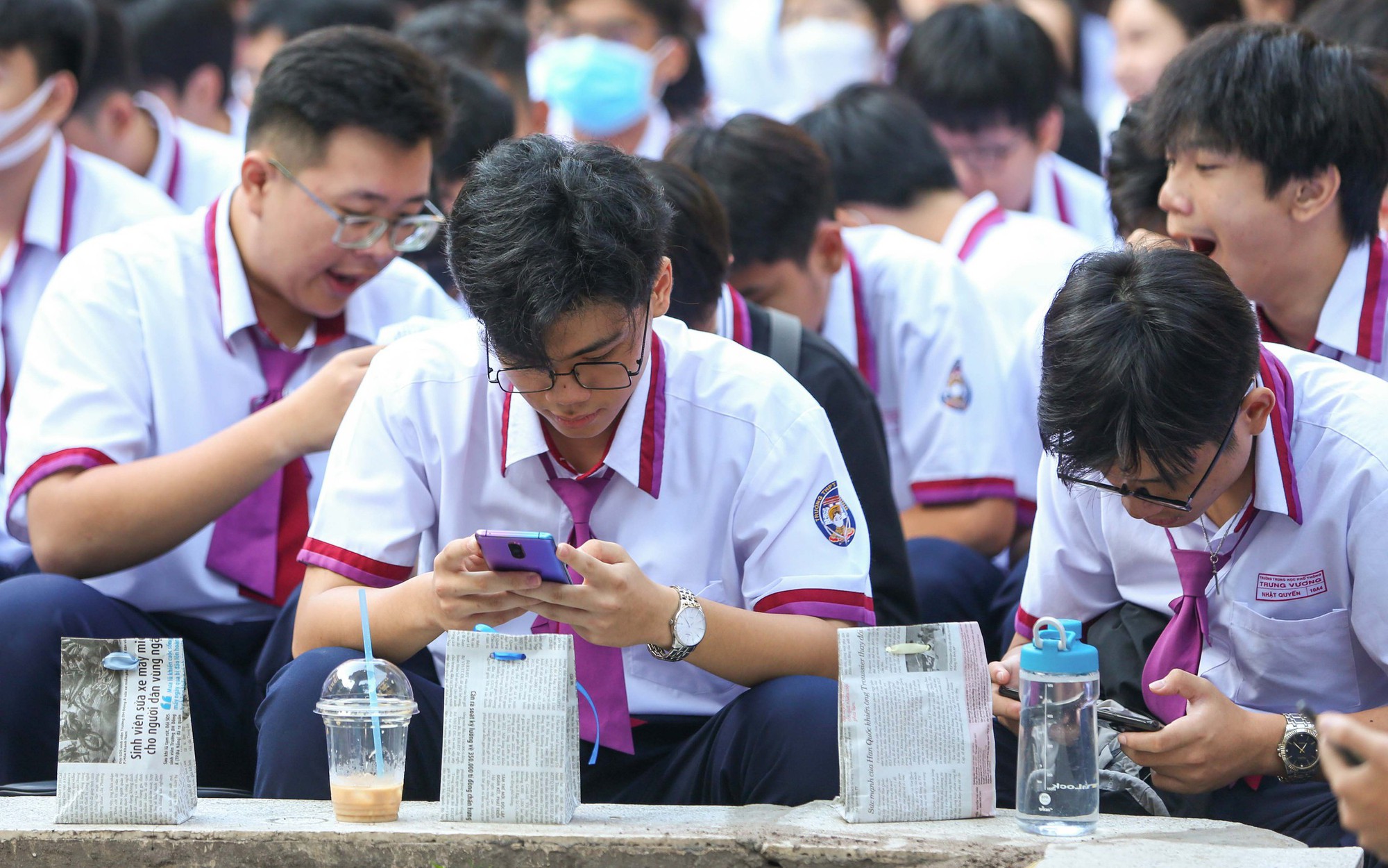 Học sinh d&ugrave;ng điện thoại tại lớp: Quản c&aacute;ch n&agrave;o?
