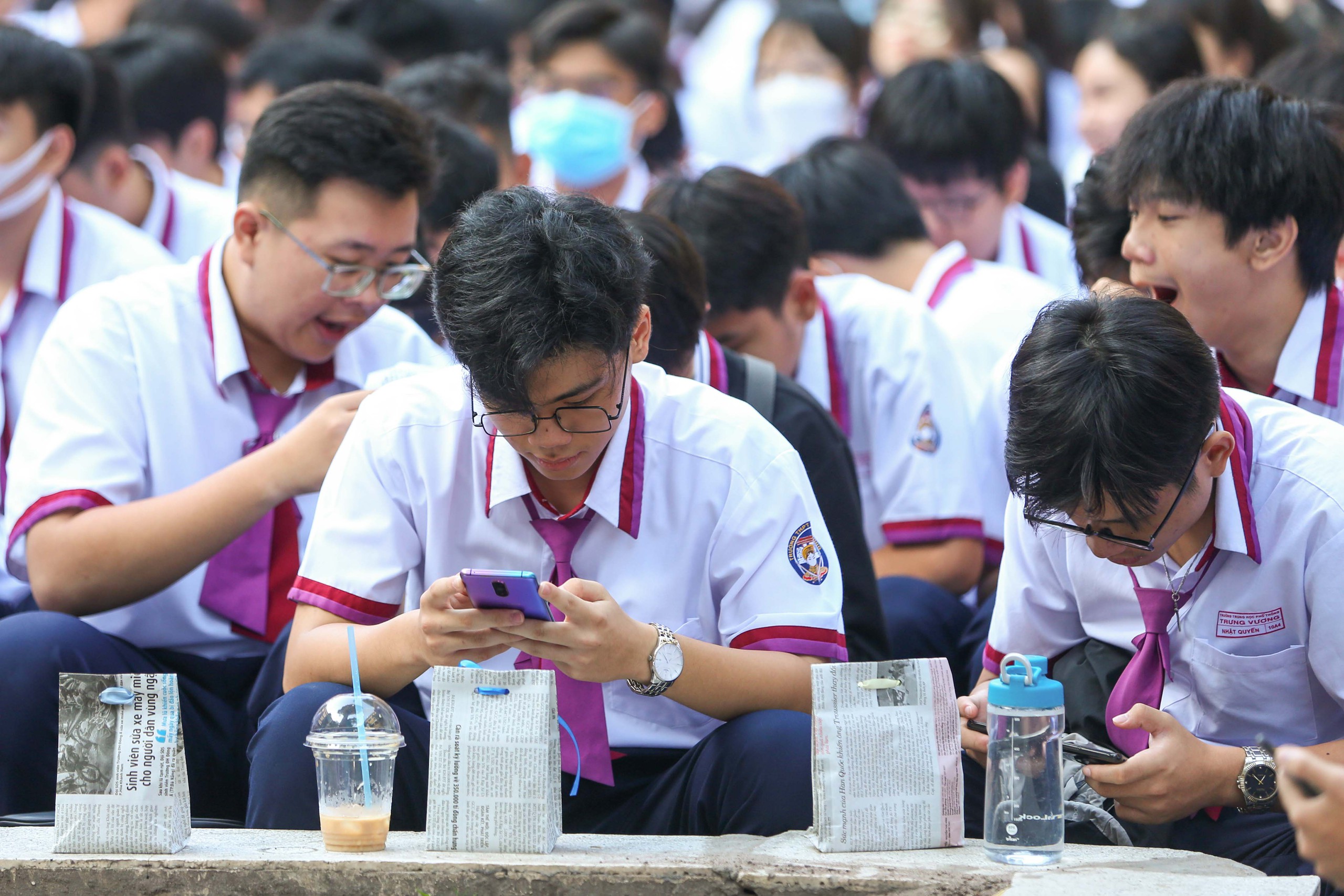 Theo quy định của Bộ Gi&aacute;o dục v&agrave; Đ&agrave;o tạo, học sinh kh&ocirc;ng được sử dụng điện thoại nhưng kh&ocirc;ng cấm d&ugrave;ng trong giờ giải laoẢnh: Ho&agrave;ng Triều