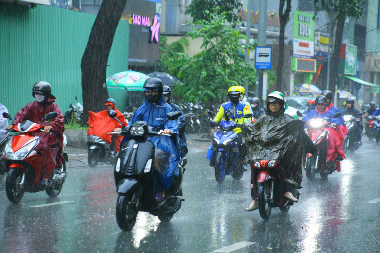 Thời tiết h&ocirc;m nay 17-9: TP HCM v&agrave; Nam Bộ tiếp tục mưa d&ocirc;ng- Ảnh 1.