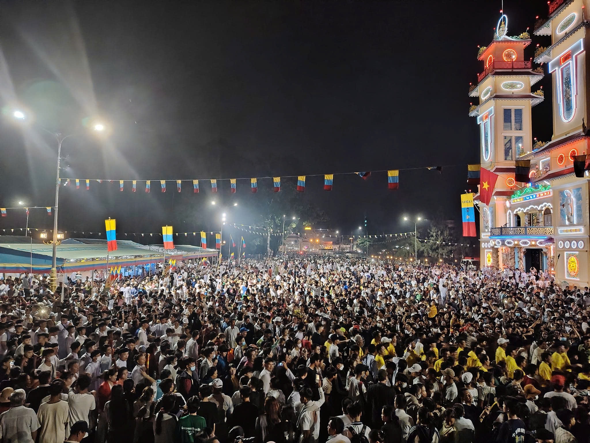 H&agrave;ng chục ng&agrave;n người đổ về T&ograve;a th&aacute;nh T&acirc;y Ninh dự đại lễ- Ảnh 2.
