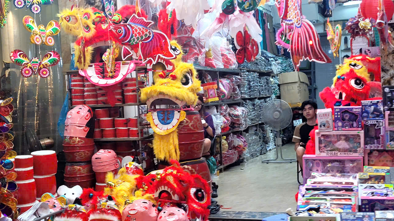 Tết Trung thu gần qua, người b&aacute;n đồ chơi m&ograve;n mỏi ng&oacute;ng kh&aacute;ch- Ảnh 5.